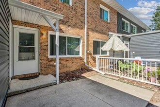 Whispering Meadows Condominiums in Waterloo, IA - Building Photo - Building Photo
