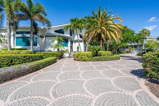 700 Hide Away Bay Ln in Longboat Key, FL - Building Photo - Building Photo