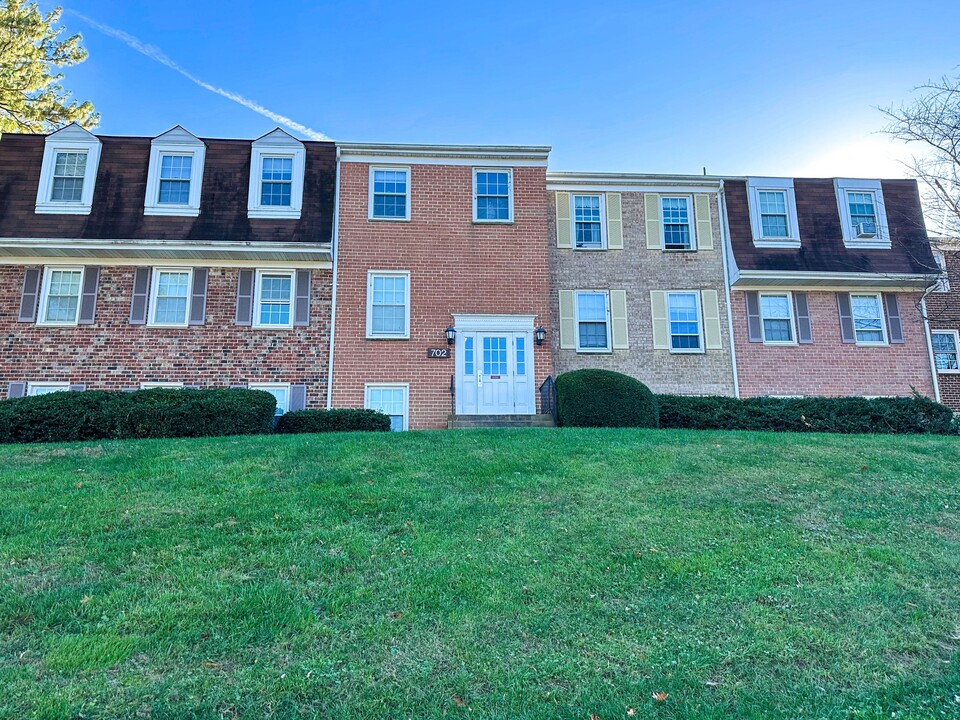 702 Quince Orchard Blvd, Unit 201 in Gaithersburg, MD - Building Photo