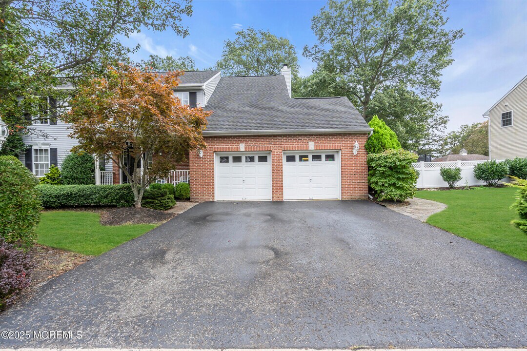 41 Carrie Dr in Howell, NJ - Building Photo