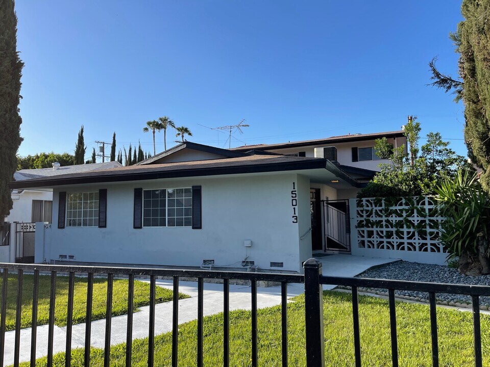 15013 Hartsook St, Unit Main House in Sherman Oaks, CA - Foto de edificio