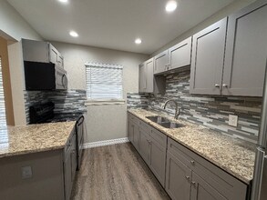 1232 E Live Oak Rd in Schertz, TX - Foto de edificio - Building Photo