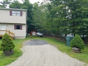 1546 Black Birch Way in Tobyhanna, PA - Foto de edificio - Building Photo