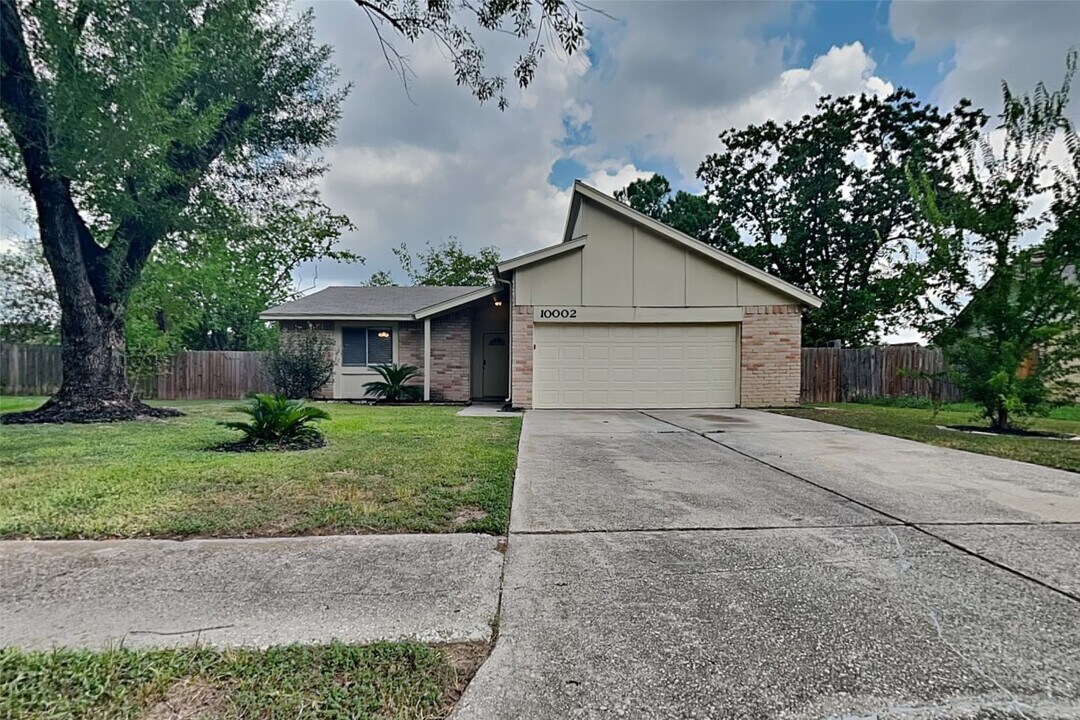 10002 Peachridge Dr in Houston, TX - Building Photo
