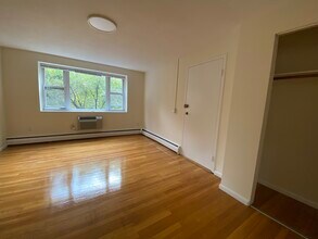 121 Babcock St, Unit 110 Babcock St., #28 in Brookline, MA - Foto de edificio - Building Photo