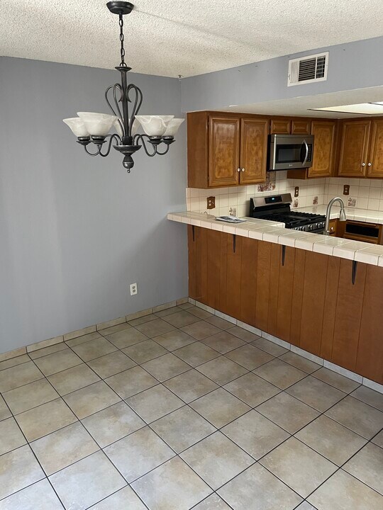 9238 Citrus Ave in Fontana, CA - Building Photo