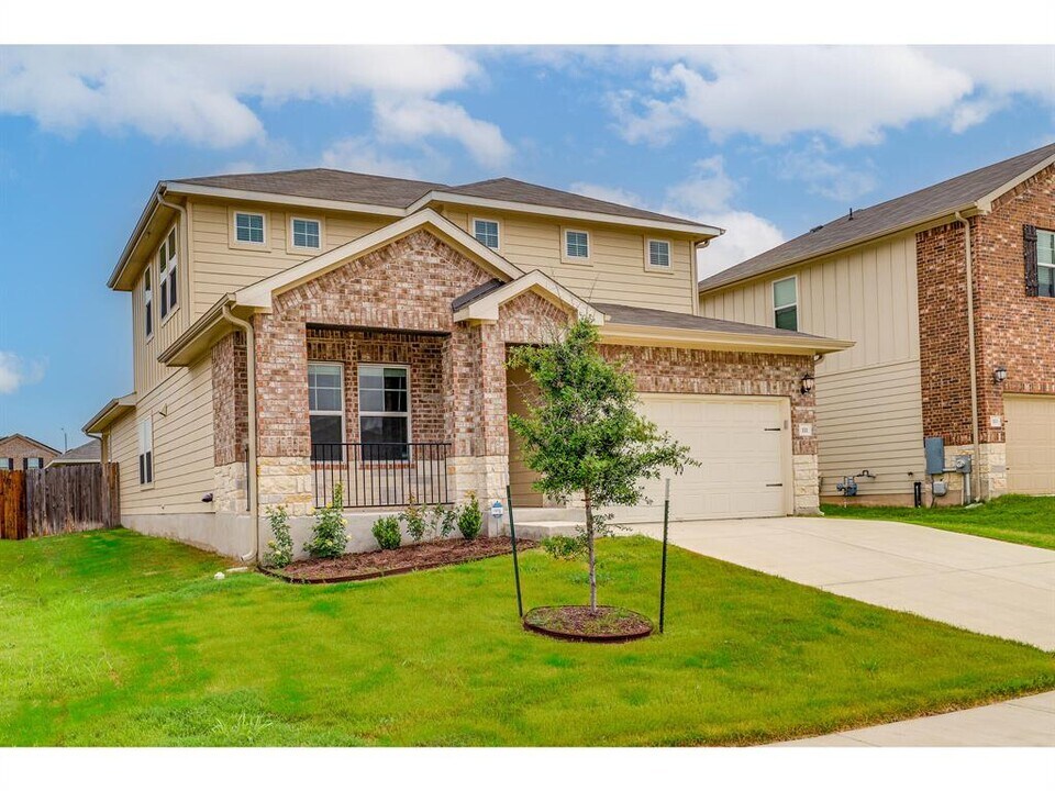 111 Grapefruit Rd in Hutto, TX - Building Photo