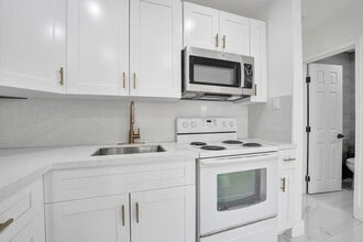 105 NW 14th Way in Dania Beach, FL - Foto de edificio - Building Photo