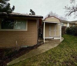 211 Spring St in La Grande, OR - Building Photo - Building Photo