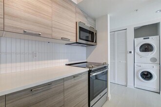 1756 N Bayshore Dr, Unit 24O in Miami, FL - Building Photo - Building Photo