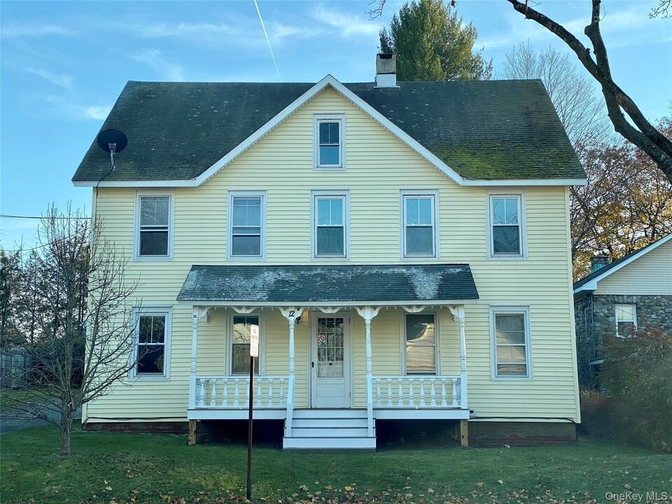 12 Alden Pl in Millbrook, NY - Building Photo