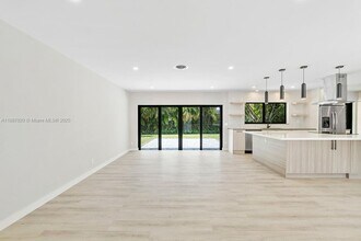 10460 SW 93rd St in Miami, FL - Building Photo - Building Photo