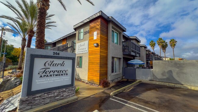 Clark St Terrace in Escondido, CA - Foto de edificio - Interior Photo