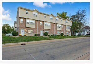 906 Buchanan Ave, Unit B in Charleston, IL - Building Photo