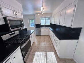 813 New Stine Rd in Bakersfield, CA - Building Photo - Building Photo