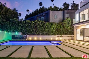 12700 Montana Ave in Los Angeles, CA - Building Photo