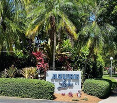 873 NE 195th St in Miami, FL - Building Photo