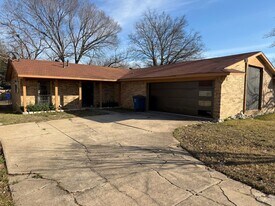 2722 N St Augustine Rd in Dallas, TX - Building Photo