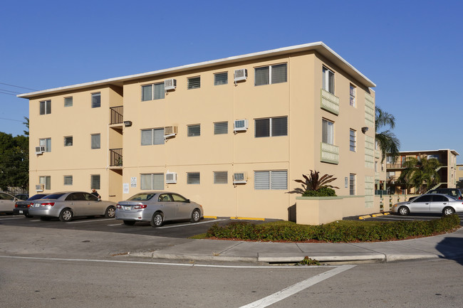 Renedo Apartments in Miami, FL - Foto de edificio - Building Photo