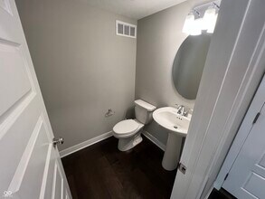 329 Wakefield Way in Zionsville, IN - Building Photo - Building Photo