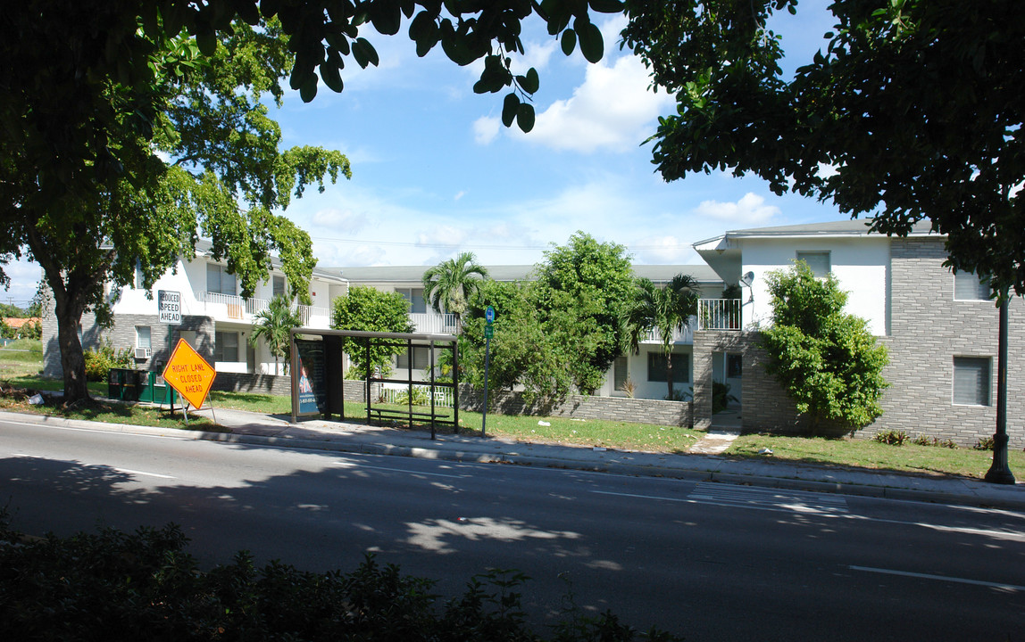 2401 Coral Way in Coral Gables, FL - Foto de edificio