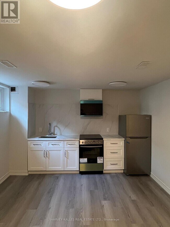 31 Robingrove Rd in Toronto, ON - Building Photo - Building Photo