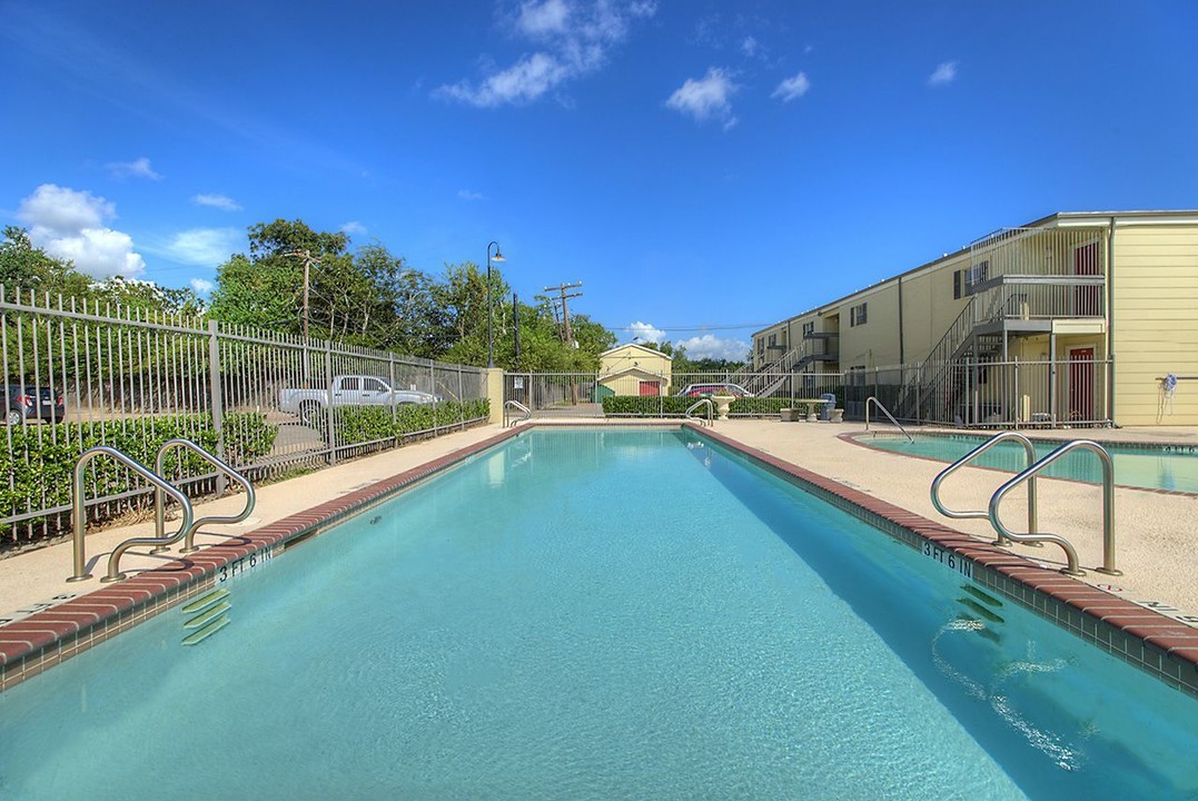 Oaks of Baytown Apartments in Baytown, TX - Building Photo