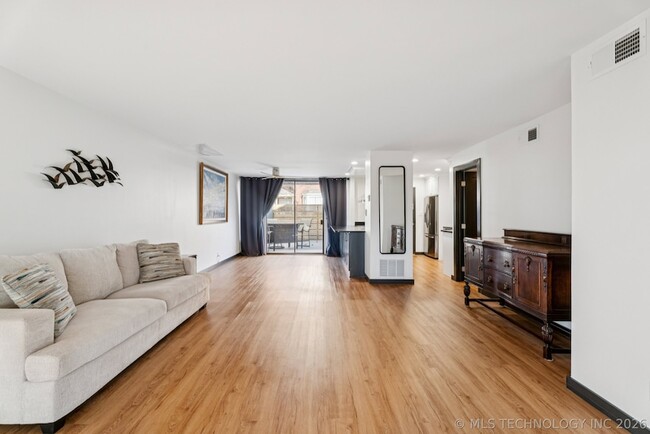 property at 410 W 7th St