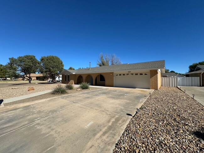 1913 Fairway Terrace in Clovis, NM - Foto de edificio - Building Photo