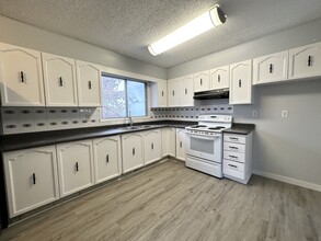 1712-1751 51 St NW in Edmonton, AB - Building Photo - Building Photo