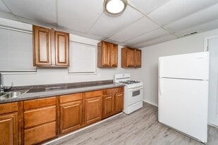 687 4th Ave in Troy, NY - Building Photo