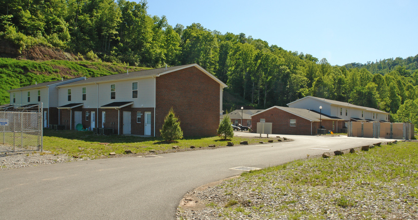 Elk Crossing Apartments in Elkview, WV - Building Photo