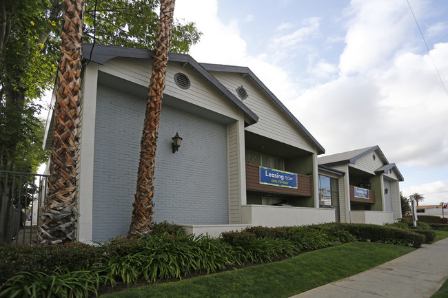 Fairmont Apartments in Canoga Park, CA - Foto de edificio - Building Photo