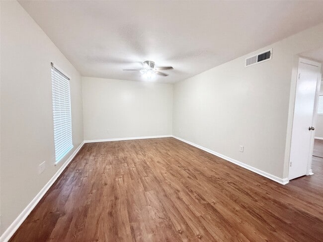 321 E Cedar St in Angleton, TX - Building Photo - Building Photo