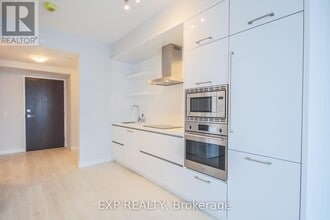 2221 Yonge St in Toronto, ON - Building Photo - Building Photo