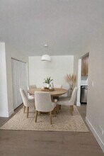 16W481 Lake Dr in Willowbrook, IL - Building Photo - Building Photo