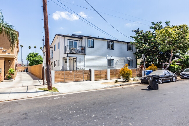 1121 W 39th Pl, Unit 1123