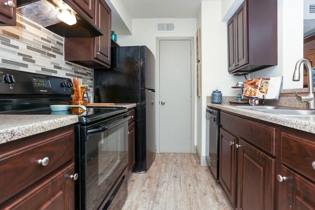 ZZZ - 4060 Preferred Place in Dallas, TX - Building Photo
