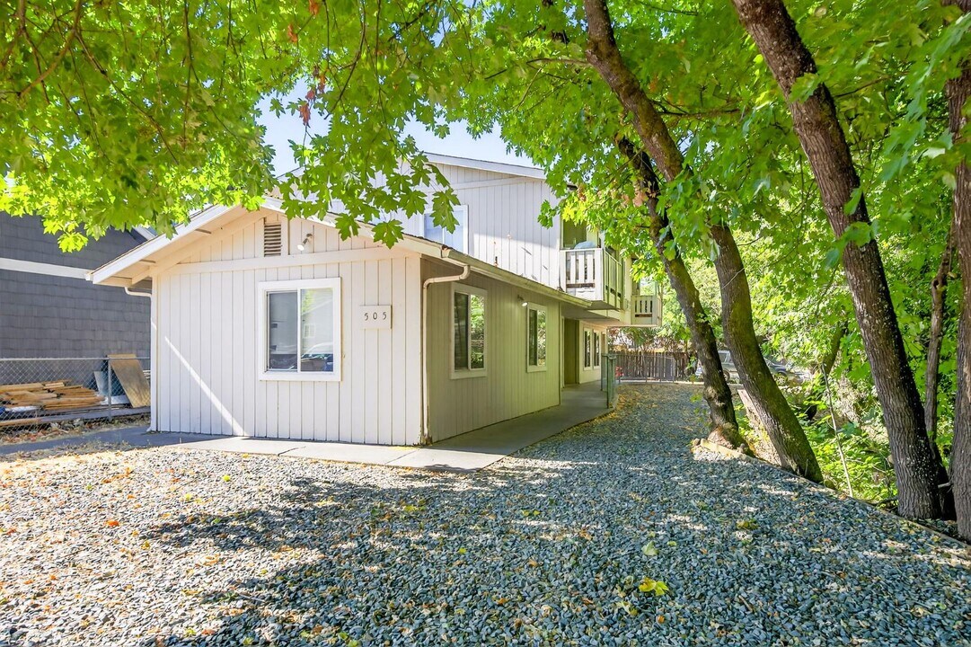 505 NW D St in Grants Pass, OR - Building Photo