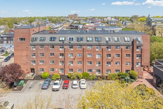 76 Broadway in Newport, RI - Foto de edificio - Building Photo