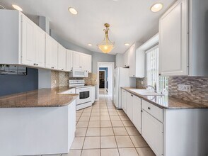 5712 Drummond Way in Naples, FL - Building Photo - Building Photo