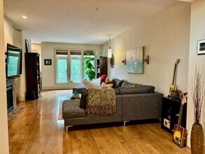 5075 W Sunset Dr in Lake Oswego, OR - Building Photo - Building Photo