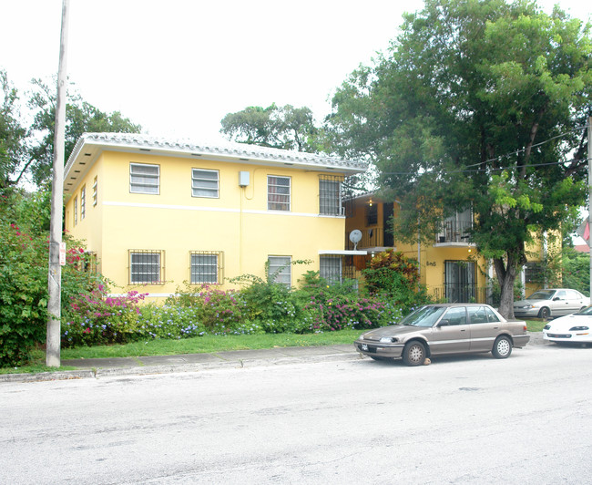 635 NE 64th St in Miami, FL - Foto de edificio - Building Photo