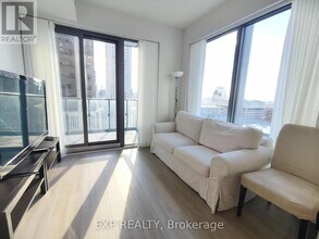 8 Cumberland St in Toronto, ON - Building Photo - Building Photo