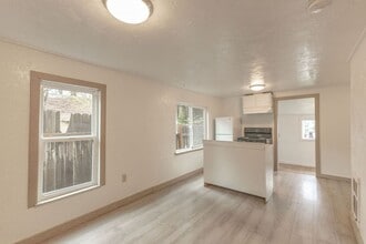 918 S Cedar St in Drain, OR - Building Photo - Building Photo