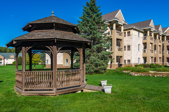 Willowbrook Court in Brookfield, WI - Foto de edificio - Building Photo