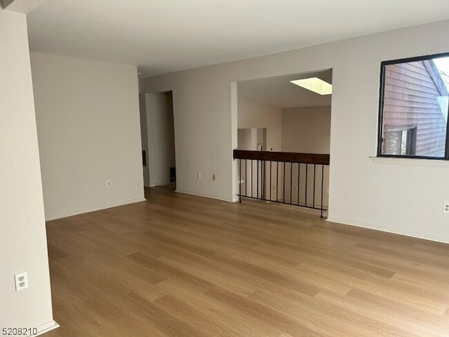 45 Meadowview Dr in Clinton Township, NJ - Building Photo - Building Photo