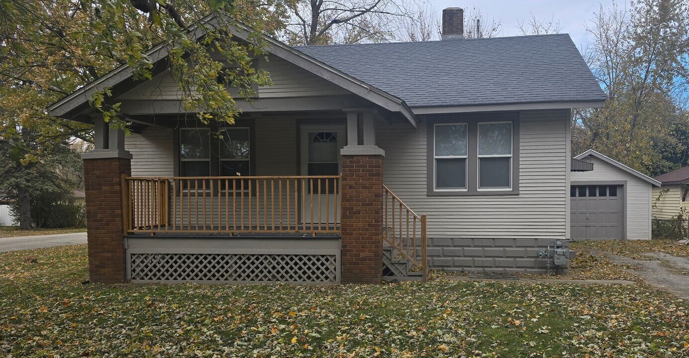 1590 W Waggoner St in Decatur, IL - Building Photo