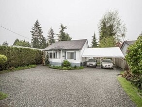 21706 Dewdney Trunk Rd in Maple Ridge, BC - Building Photo - Building Photo