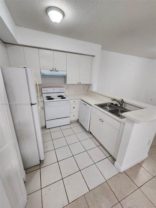 11060 SW 196th St in Cutler Bay, FL - Building Photo - Building Photo